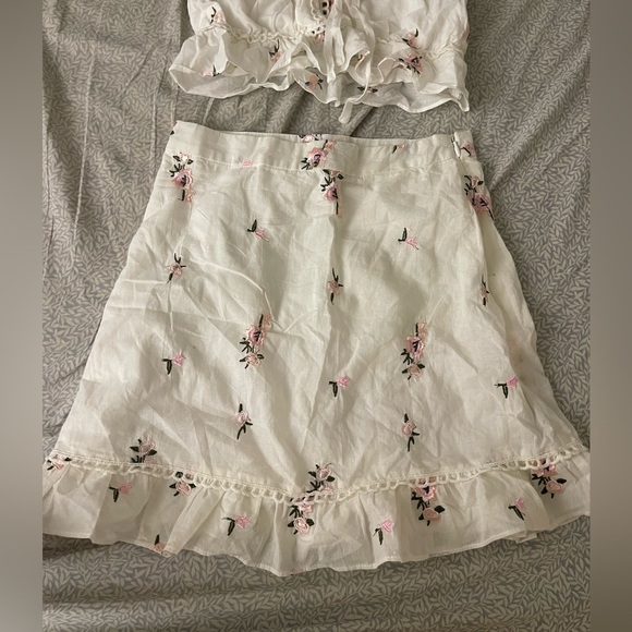 Raised by the wolves flower white set with top and skirt - Picture 2 of 2